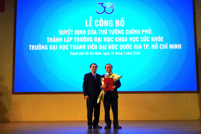 Bộ trưởng Bộ Khoa học và Công nghệ Huỳnh Thành Đạt trao quyết định thành lập Trường Đại học Khoa học Sức khỏe. (ảnh: V.D) gdvn_DangVanPhuoccd.jpg