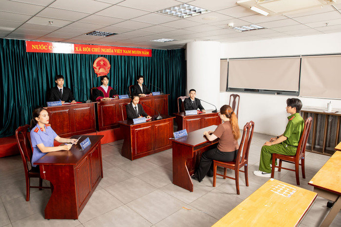 Một phiên tòa giả định được tổ chức tại HIU giúp sinh viên ngành Luật nghiên cứu các tình huống thực tế. HIUHuyen5.jpg
