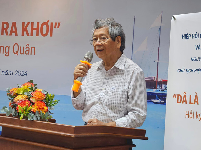 Tiến sĩ Vũ Ngọc Hoàng – nguyên Ủy viên Trung ương Đảng, nguyên Phó Trưởng ban thường trực Ban Tuyên giáo Trung ương, Chủ tịch Hiệp hội Các trường đại học, cao đẳng Việt Nam chia sẻ tại lễ ra mắt sách. Ảnh: V.D gdvn_sachQg.jpg