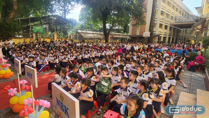 Học sinh lớp 1 của Trường tiểu học Nguyễn Bỉnh Khiêm, Quận 1 (ảnh minh họa: V.D) gdvn-hstuutruongnbk.jpg