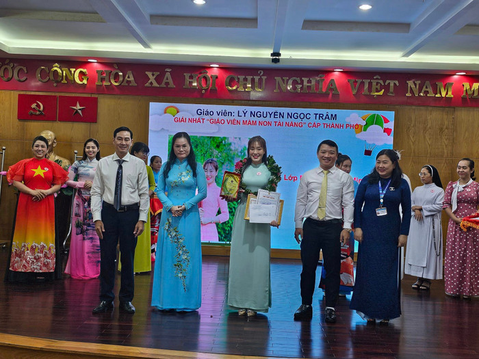 Trao giải cho giáo viên đạt giải Nhất của Hội thi giáo viên mầm non dạy giỏi cấp thành phố (ảnh: V.D) gdvn_GVDAYGIOI.jpg