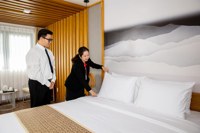Giảng viên hướng dẫn sinh viên thực hành tại khu tổ hợp Sulyna hiện đại của HIU. HIUHuyen3.jpg