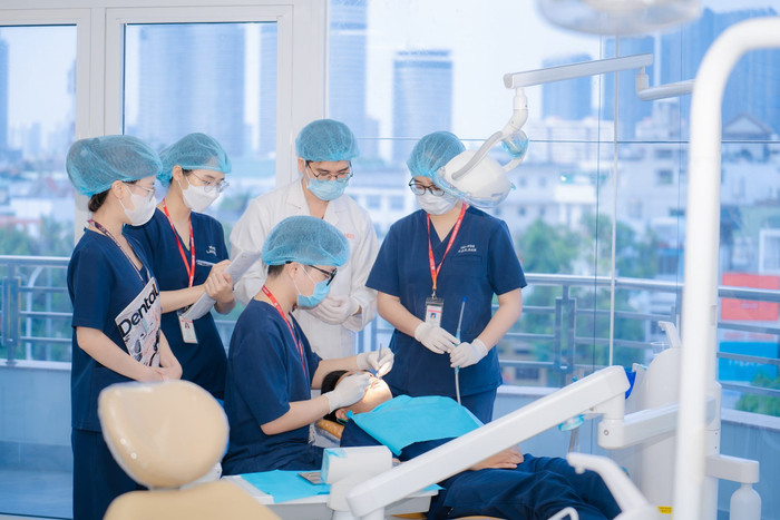 Sinh viên khoa Răng Hàm Mặt của HIU được học thực hành dưới sự hướng dẫn của giảng viên tại HIU Clinic. HIUHuyen.jpg