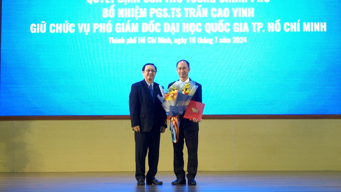 Bộ trưởng Bộ Khoa học và Công nghệ Huỳnh Thành Đạt trao quyết định bổ nhiệm cho Phó Giáo sư, Tiến sĩ Trần Cao Vinh (ảnh: V.D) gdvn_TraoVinhabc.jpg