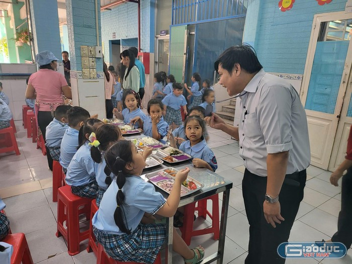 Năm học sắp tới, suất ăn bán trú sẽ được các trường thu theo thỏa thuận với phụ huynh (ảnh minh họa: V.D) gdvn-buaanbantrungoquyen.jpg