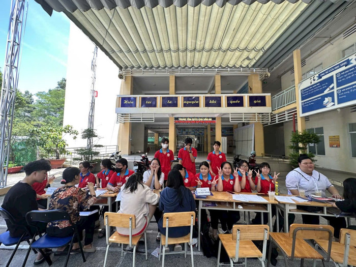 Phụ huynh và học sinh đến nộp hồ sơ lớp 10 tại Trung tâm Giáo dục thường xuyên Chu Văn An (ảnh: ND) gdvn_ChuVanAn2.jpg