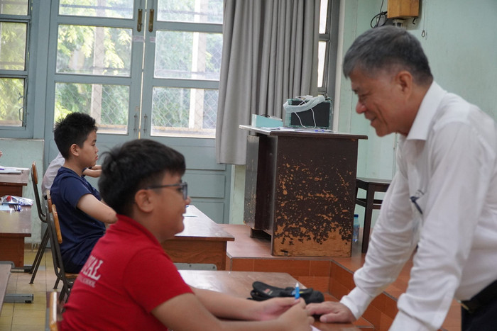 Ông Nguyễn Văn Hiếu - Giám đốc Sở Giáo dục và Đào tạo Thành phố Hồ Chí Minh động viên các học sinh trước giờ làm bài (ảnh: V.D) gdvn_TDN.jpg