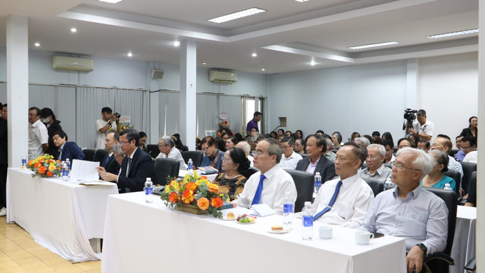 Các đại biểu tham dự lễ ra mắt sách "Đã là thuyền phải ra khơi" (ảnh: V.D) gdvn_sachQe.jpg