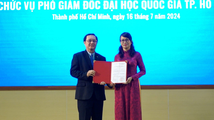 Bộ trưởng Bộ Khoa học và Công nghệ Huỳnh Thành Đạt trao quyết định bổ nhiệm cho Giáo sư, Tiến sĩ Nguyễn Thị Thanh Mai (ảnh: V.D) gdvn_DangVanPhuocb.jpg