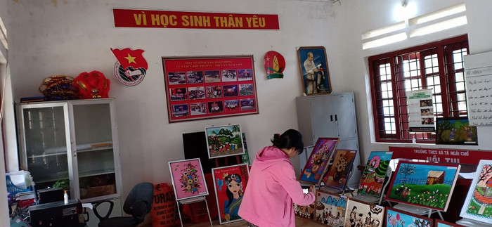 Tình cảm của học sinh được thể hiện thông qua những bức tranh giản dị, mộc mạc như thế này (Ảnh:V.N) Tình cảm của học sinh được thể hiện thông qua những bức tranh giản dị, mộc mạc như thế này (Ảnh:V.N)