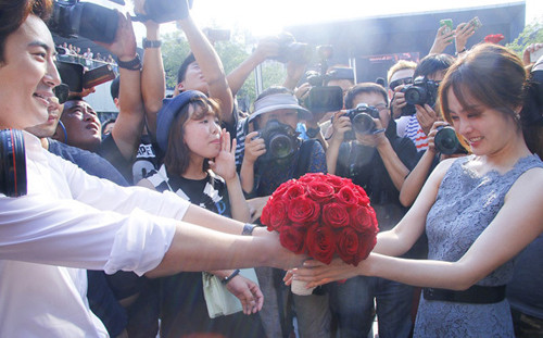 Nữ diễn viên xứ kim chi mới được cầu hôn hồi tháng 6 trước sự chứng kiến của nhiều người,