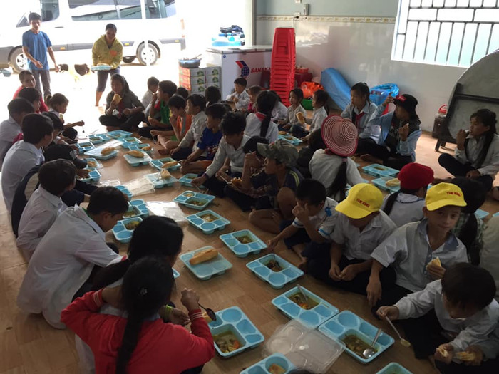 Tấm lòng của thầy cô quyên góp tiền nấu cơm trưa cho học sinh nghèo ảnh 1 Tấm lòng của thầy cô quyên góp tiền nấu cơm trưa cho học sinh nghèo ảnh 1