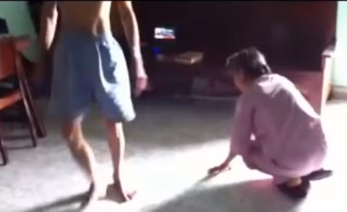 Trước phản ứng của người thân xung quanh, người con đứng dậy đi ra ngoài để mặc người mẹ già với vẻ mặt buồn hiu, tuyệt vọng