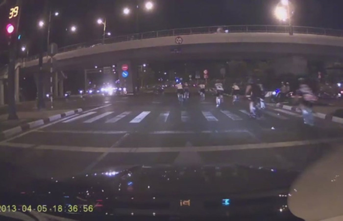 Và vượt tiếp lần 2 chỉ sau đó hơn 1 phút.