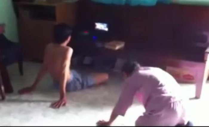 Người mẹ già vừa quỳ vừa lạy, con trai thì thản nhiên xem tivi như không có chuyện gì Người mẹ già vừa quỳ vừa lạy, con trai thì thản nhiên xem tivi như không có chuyện gì