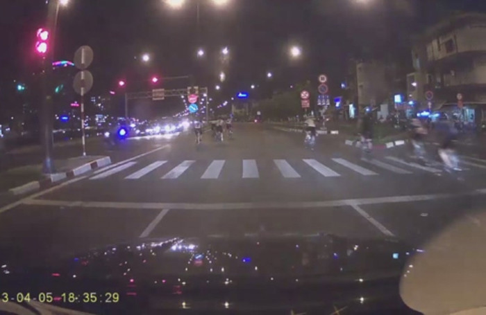 Đoàn cua rơ hò nhau vượt đèn đỏ lần thứ nhất.