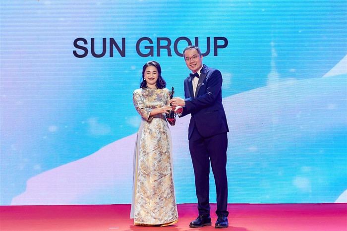 Bà Vũ Thị Xuân Thu - Trưởng Ban Nhân sự Tập đoàn Sun Group nhận giải thưởng Nơi làm việc tốt nhất Châu Á Bà Vũ Thị Xuân Thu - Trưởng Ban Nhân sự Tập đoàn Sun Group nhận giải thưởng Nơi làm việc tốt nhất Châu Á