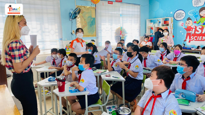 Học sinh Trường Tiểu học Hồ Văn Cường (Tân Phú, Thành phố Hồ Chí Minh) thích thú trong giờ học tiếng Anh iSMART Học sinh Trường Tiểu học Hồ Văn Cường (Tân Phú, Thành phố Hồ Chí Minh) thích thú trong giờ học tiếng Anh iSMART