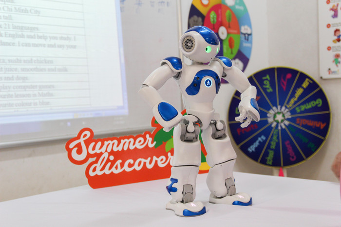iSMART Education là đơn vị đầu tiên đưa trí tuệ nhân tạo - robot NAO vào thí điểm giảng dạy tiếng Anh ở một số trường công lập tại Việt Nam iSMART Education là đơn vị đầu tiên đưa trí tuệ nhân tạo - robot NAO vào thí điểm giảng dạy tiếng Anh ở một số trường công lập tại Việt Nam