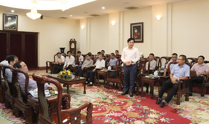 Phó Tổng giám đốc EVNNPT, kiêm giám đốc SPMB – Trương Hữu Thành báo cáo tại buổi làm việc Phó Tổng giám đốc EVNNPT, kiêm giám đốc SPMB – Trương Hữu Thành báo cáo tại buổi làm việc