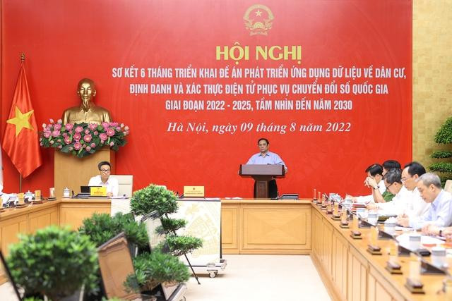 Thủ tướng nhấn mạnh, Đề án 06 có ảnh hưởng trực tiếp tới người dân, nhằm cụ thể hóa chương trình chuyển đổi số quốc gia, góp phần cải cách thủ tục hành chính và giúp người dân thuận tiện nhất khi thực hiện thủ tục thông qua môi trường số - Ảnh: VGP/Nhật Bắc Thủ tướng nhấn mạnh, Đề án 06 có ảnh hưởng trực tiếp tới người dân, nhằm cụ thể hóa chương trình chuyển đổi số quốc gia, góp phần cải cách thủ tục hành chính và giúp người dân thuận tiện nhất khi thực hiện thủ tục thông qua môi trường số - Ảnh: VGP/Nhật Bắc