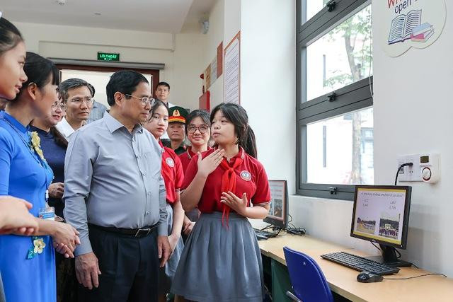 Các em học sinh giới thiệu hoạt động học tập tại trường với Thủ tướng. Ảnh: VGP/Nhật Bắc Các em học sinh giới thiệu hoạt động học tập tại trường với Thủ tướng. Ảnh: VGP/Nhật Bắc