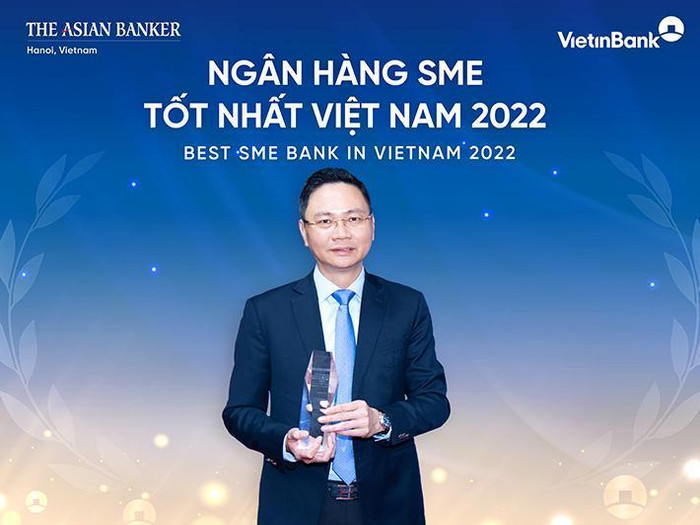 Ông Nguyễn Thanh Tùng - Giám đốc Khối Khách hàng doanh nghiệp VietinBank đại diện VietinBank đón nhận Giải thưởng Ngân hàng SME tốt nhất Việt Nam 2022 Ông Nguyễn Thanh Tùng - Giám đốc Khối Khách hàng doanh nghiệp VietinBank đại diện VietinBank đón nhận Giải thưởng Ngân hàng SME tốt nhất Việt Nam 2022