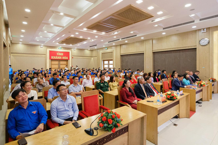 Lễ ký kết chương trình “Người dân Khánh Hòa nói tiếng Anh” được tổ chức dưới sự chứng kiến của Lãnh đạo Uỷ ban nhân dân và các Sở, Ban ngành tỉnh Khánh Hoà, lãnh đạo Tập đoàn Vingroup, cùng đại diện các đơn vị triển khai. Lễ ký kết chương trình “Người dân Khánh Hòa nói tiếng Anh” được tổ chức dưới sự chứng kiến của Lãnh đạo Uỷ ban nhân dân và các Sở, Ban ngành tỉnh Khánh Hoà, lãnh đạo Tập đoàn Vingroup, cùng đại diện các đơn vị triển khai.