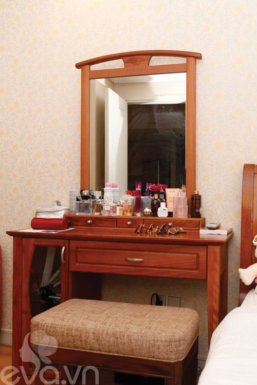 Bàn trang điểm của Thanh Trúc, nước hoa là vật dụng không thể thiếu Bàn trang điểm của Thanh Trúc, nước hoa là vật dụng không thể thiếu