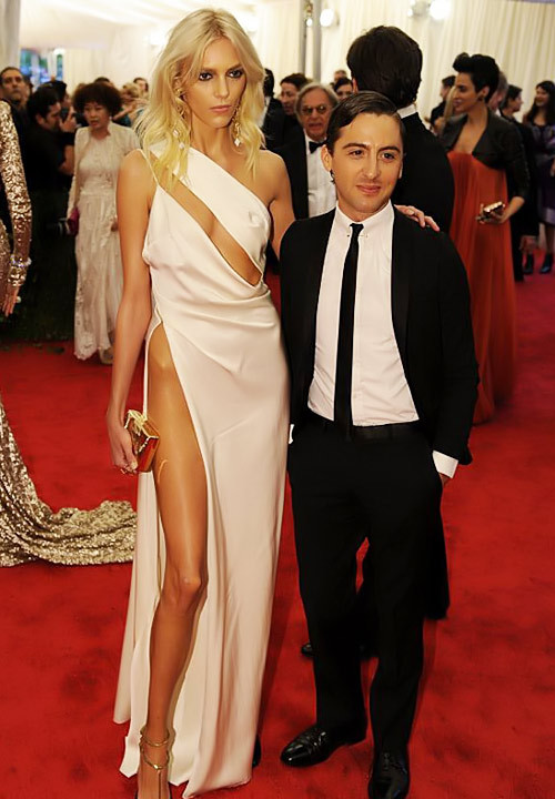 Màn khoe xương hông "kinh điển" này của siêu mẫu Anja Rubik khó người đẹp nào có thể đọ được Màn khoe xương hông "kinh điển" này của siêu mẫu Anja Rubik khó người đẹp nào có thể đọ được