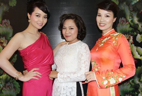 Cận cảnh bắp tay "khủng" của Mai Thu Huyền trong chiếc váy lệch vai màu đỏ. Cận cảnh bắp tay "khủng" của Mai Thu Huyền trong chiếc váy lệch vai màu đỏ.