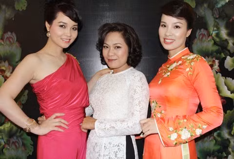 Cận cảnh bắp tay "khủng" của Mai Thu Huyền trong chiếc váy lệch vai màu đỏ.