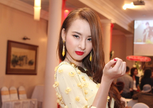 Cùng nhìn lại hình ảnh "lạ lẫm" nhưng xuống sắc của Angela Phương Trinh với chiếc mũi dao kéo: Cùng nhìn lại hình ảnh "lạ lẫm" nhưng xuống sắc của Angela Phương Trinh với chiếc mũi dao kéo: