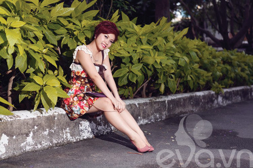 Trang phục dạo phố nữ tính với họa tiết in hoa màu sắc Trang phục dạo phố nữ tính với họa tiết in hoa màu sắc