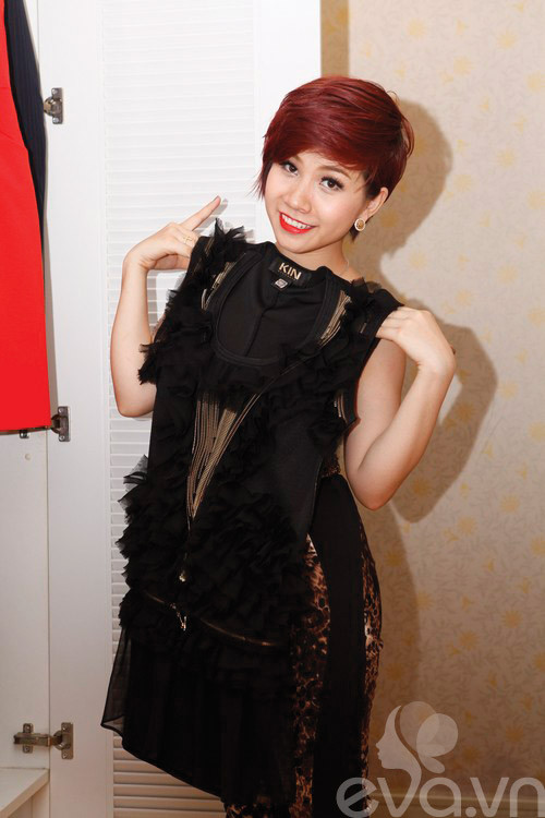 Trang phục dự tiệc sẽ có tông đen, tông màu mà nữ gia chủ ưa thích Trang phục dự tiệc sẽ có tông đen, tông màu mà nữ gia chủ ưa thích