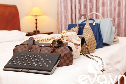 Dàn túi hiệu Thanh Trúc sở hữu, Thanh Trúc cho biết do vóc dáng nhỏ nhắn nên cô ít khi chọn mua quần áo hiệu, thay vào đó, người đẹp thường sắm túi xách và giày thuộc các dòng hàng lớn trên thế giới. Dàn túi hiệu Thanh Trúc sở hữu, Thanh Trúc cho biết do vóc dáng nhỏ nhắn nên cô ít khi chọn mua quần áo hiệu, thay vào đó, người đẹp thường sắm túi xách và giày thuộc các dòng hàng lớn trên thế giới.