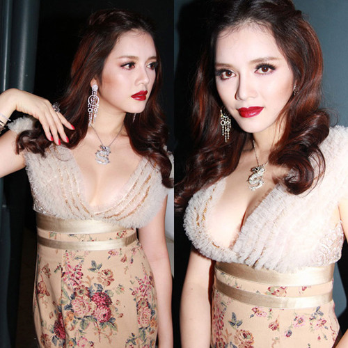 Từ khi trở thành Đại sứ Du lịch, đôi gò bồng đảo của Lý Nhã Kỳ càng được trưng dụng triệt để