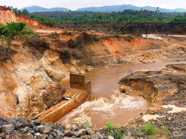 Cảnh hoang tàn sau khi công trình thủy điện Ia Krêl (huyện Đức Cơ, tỉnh Gia Lai) bị vỡ Cảnh hoang tàn sau khi công trình thủy điện Ia Krêl (huyện Đức Cơ, tỉnh Gia Lai) bị vỡ