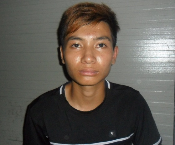 Đối tượng Nguyễn Ngọc Điệp và Nguyễn Phan Tuyến bị kiểm tra khi đang trên đường đi cướp giật