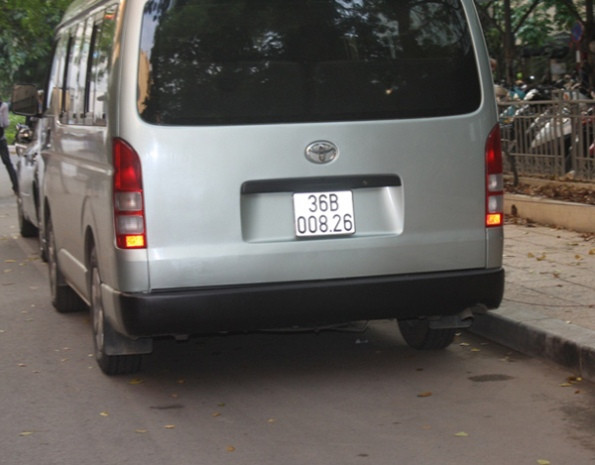Chiếc xe ô tô nhãn hiệu Toyota 16 chỗ biển số 36B – 008.26, chiều 3/6 đang xếp khách ngay sát giảng đường B2, gần 2 bãi trông xe đạp, xe máy của trường ĐHQG Hà Nội. (ảnh Xuân Hải - Infonet) Chiếc xe ô tô nhãn hiệu Toyota 16 chỗ biển số 36B – 008.26, chiều 3/6 đang xếp khách ngay sát giảng đường B2, gần 2 bãi trông xe đạp, xe máy của trường ĐHQG Hà Nội. (ảnh Xuân Hải - Infonet)