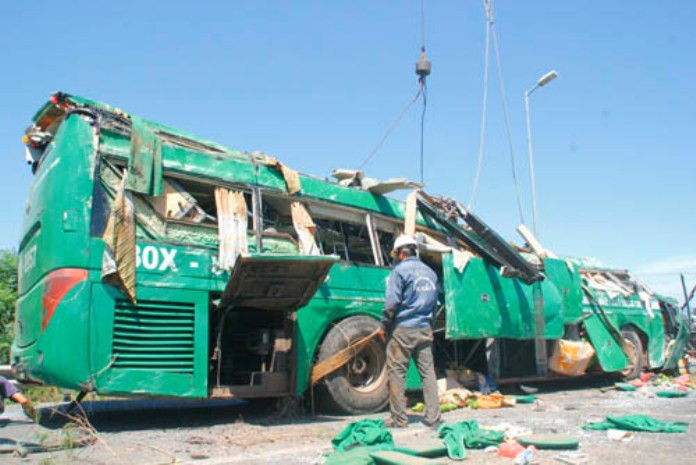 Vụ tai nạn giao thông ở Quảng Nam khiến 3 người tử vong và 30 người khác bị thương (ảnh Hoàng Sơn - Báo Thanh Niên)