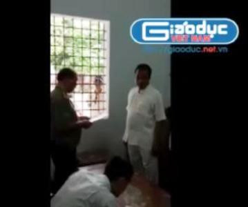 Công an TP Hà Nội đọc lệnh bắt ông Nguyễn Hữu Khai. (ảnh cắt từ Video) Công an TP Hà Nội đọc lệnh bắt ông Nguyễn Hữu Khai. (ảnh cắt từ Video)