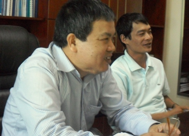 ông Đinh Hường (trái), Trưởng Ban Công tác Chính trị Học sinh - Sinh viên của trường ĐH QG Hà Nội thừa nhận: “Việc báo chí đã thông tin trước đó cơ bản là đúng sự thật”. ông Đinh Hường (trái), Trưởng Ban Công tác Chính trị Học sinh - Sinh viên của trường ĐH QG Hà Nội thừa nhận: “Việc báo chí đã thông tin trước đó cơ bản là đúng sự thật”.