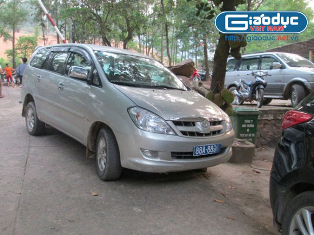 Không rõ chiếc xe công biển số khá VIP này xuất hiện ở khu du lịch vào lúc gần 6h chiều để làm gì?