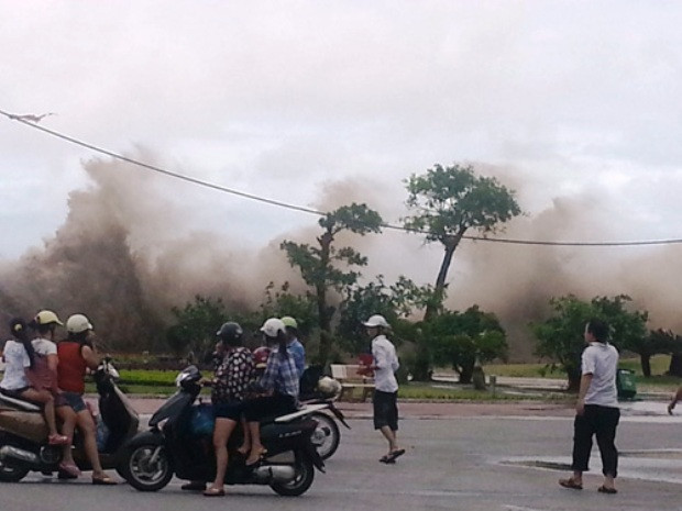 Chở cả trẻ em ra đường... xem bão số 2 Chở cả trẻ em ra đường... xem bão số 2