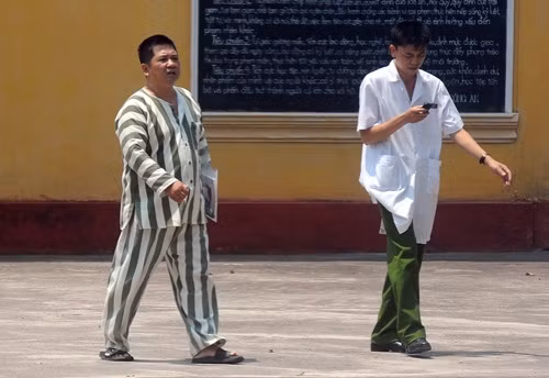 Ông Cù Huy Hà Vũ đang được đưa đi khám sức khỏe định kỳ