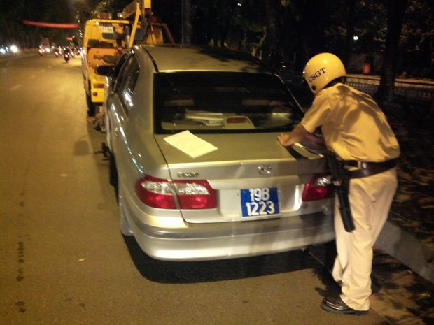 Đội CSGT số 2 lập biên bản chiếc xe vi phạm