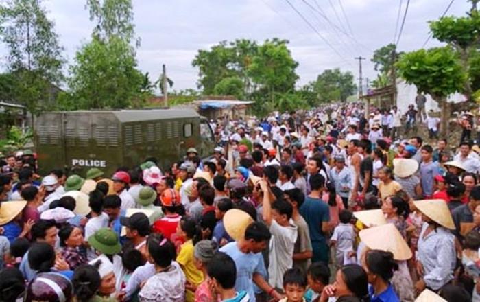 Nỗi bức xúc của người dân với hai tên cẩu tặc đã được ấp ủ tử lâu nên khi lực lượng chức năng đến giải cứu 2 tên cẩu tặc đã bị người dân phản đối, chặn xe