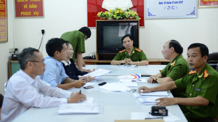 Đại diện công an Hải Dương làm việc với đại diện ngư dân huyện Cần Giờ (Ảnh Thuận Thắng, Tuổi Trẻ) Đại diện công an Hải Dương làm việc với đại diện ngư dân huyện Cần Giờ (Ảnh Thuận Thắng, Tuổi Trẻ)