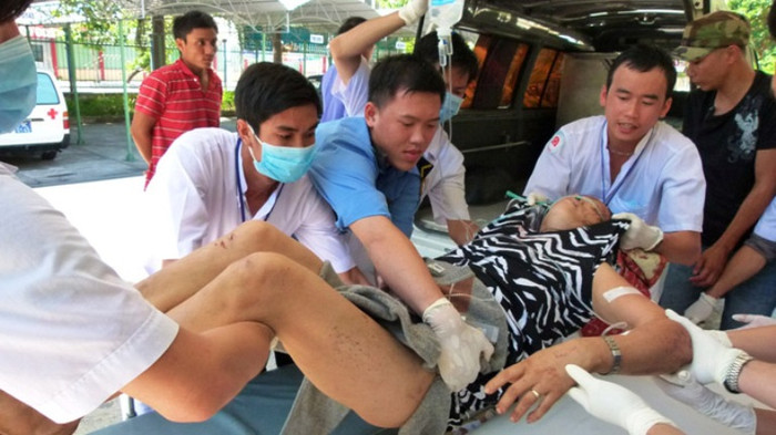 Bác sỹ, công an, bà con chung tay cấp cứu nạn nhân - ảnh Tiến Thành (Tuổi Trẻ) Bác sỹ, công an, bà con chung tay cấp cứu nạn nhân - ảnh Tiến Thành (Tuổi Trẻ)